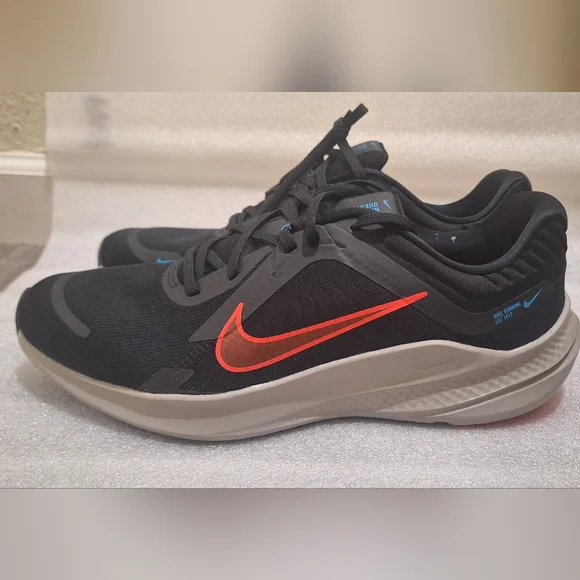 NWOT Nike Quest 5 Men's Sneakers - Picture 3 of 5
